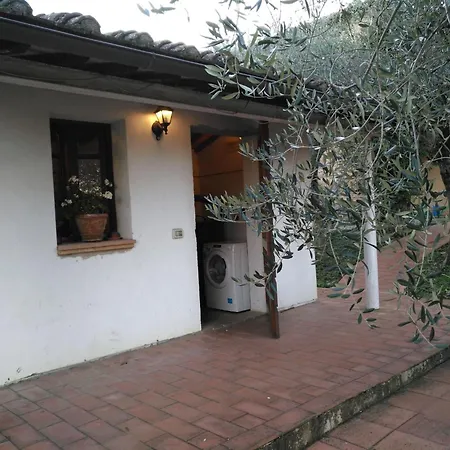 Im Ersten Stock Eines Landhauses By Interhome * سيينا